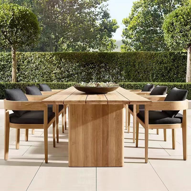 Tavolinë dhe karrige prej druri tik